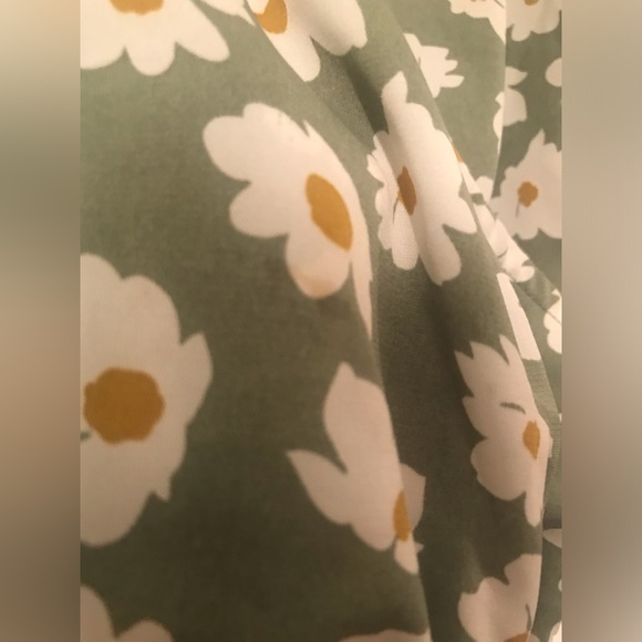 Lush semi crop floral blouse - Picture 2 of 5